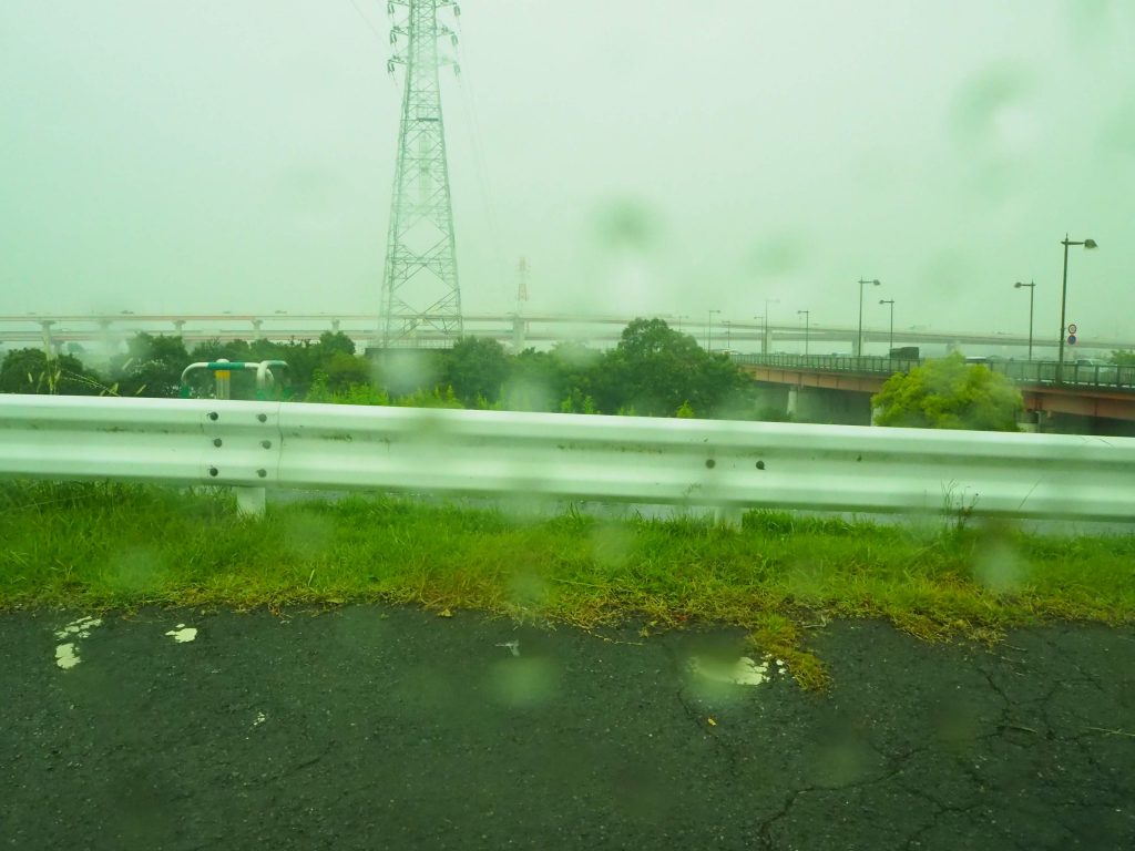 雨の街